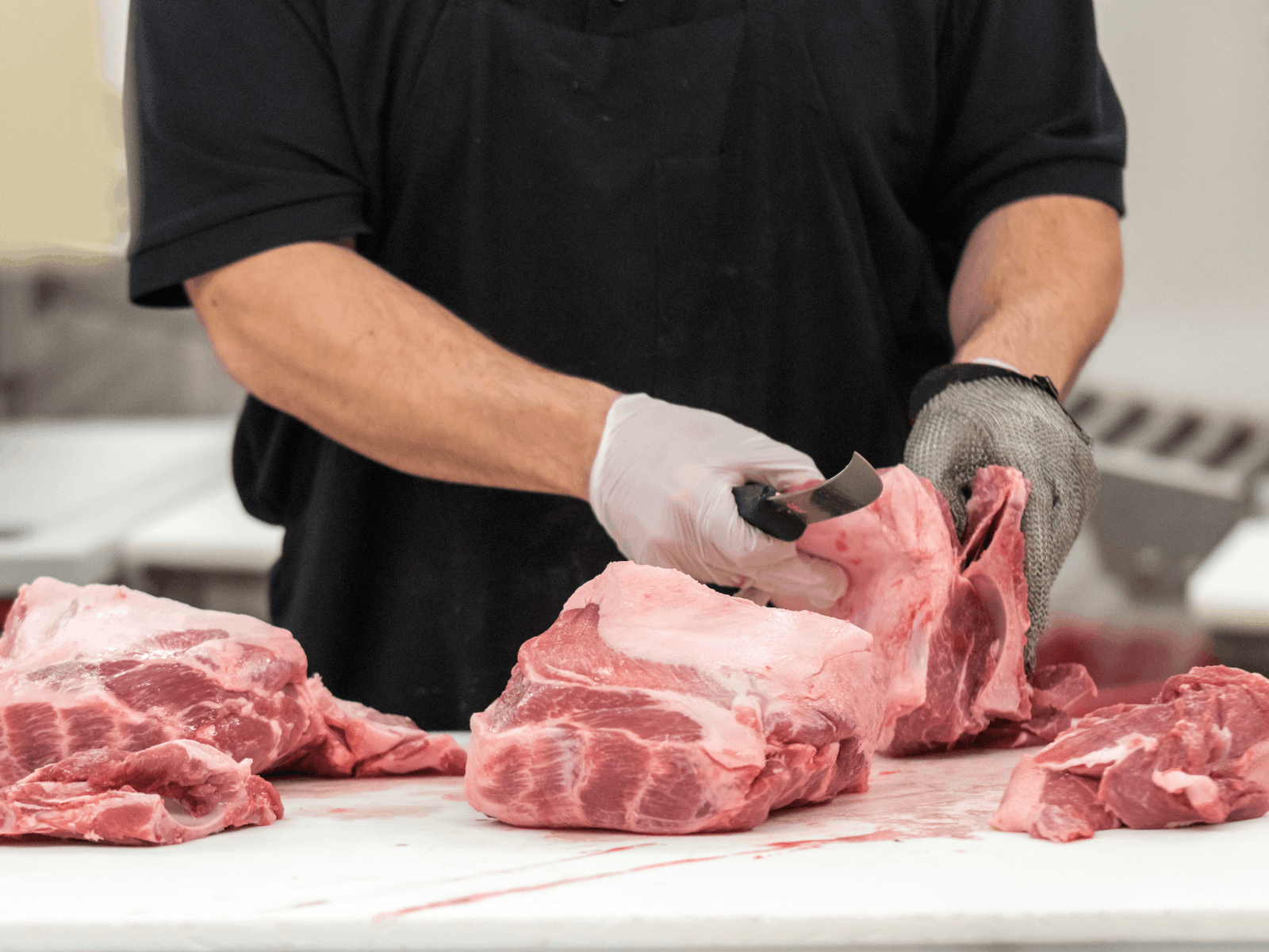 Boucher préparant des pièces de viande dans un espace professionnel
