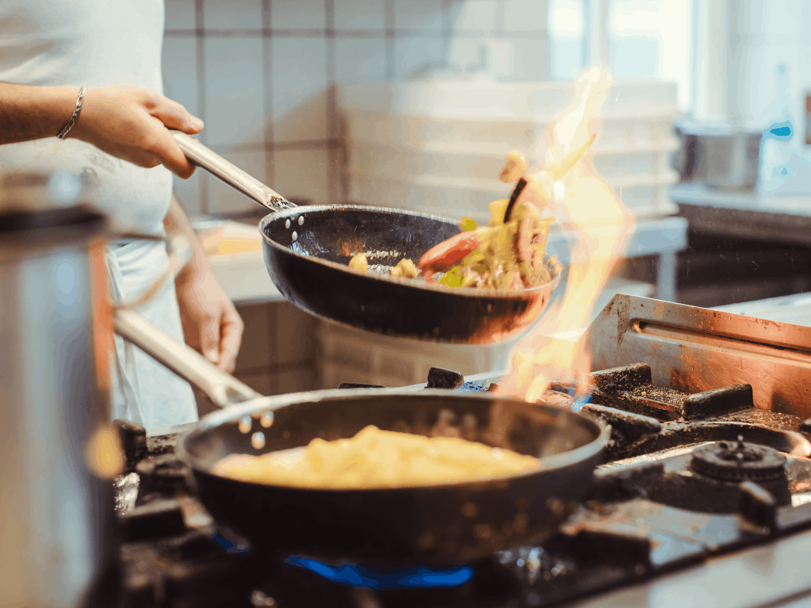 Chef travaillant dans une cuisine professionnelle